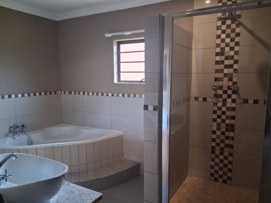 To Let 3 Bedroom Property for Rent in Hillside Free State